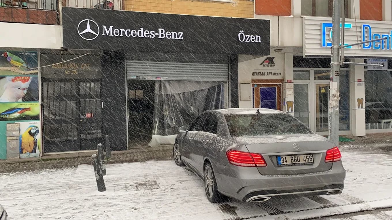 Özen Mercedes şubesinin Alemdağ Caddesi üzerindeki dış cephesi